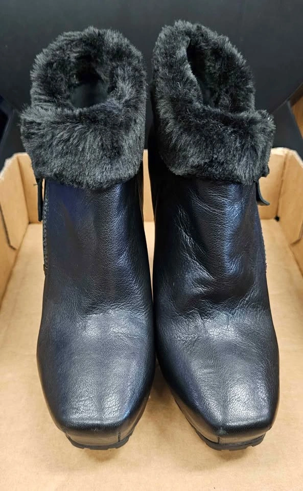 Authentic GUESS "Ivorie" Black Leather Platform Booties - Size 8 - photo 3