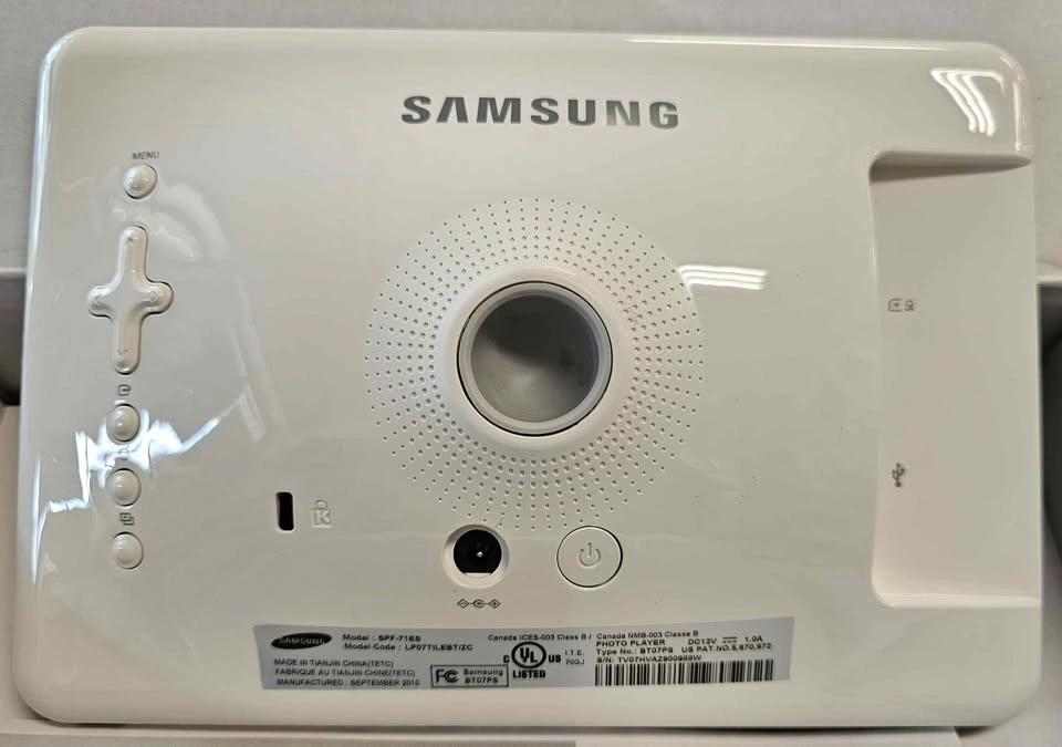 BNIB Samsung 7" Digital Photo Frame - 1GB Memory, USB & SD - photo 3