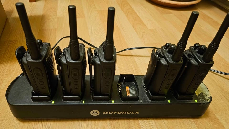Motorola CP110 Commercial Radios (Set of 5) & 6-Bay Charger - photo 3