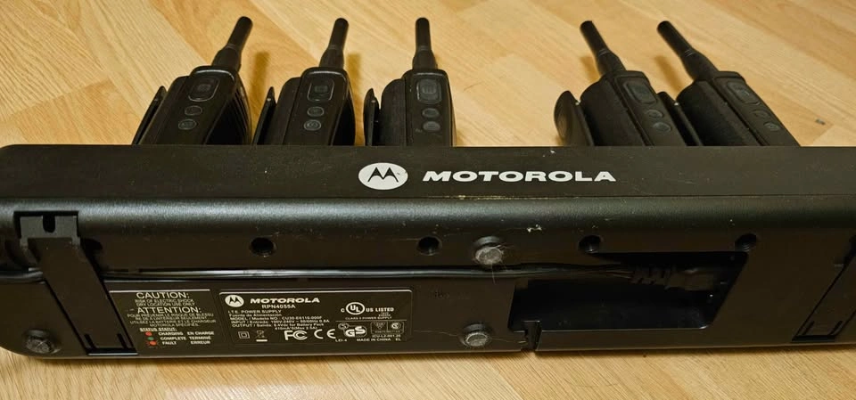 Motorola CP110 Commercial Radios (Set of 5) & 6-Bay Charger - photo 4