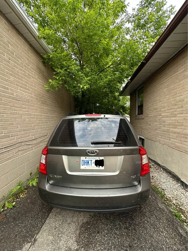 2009 Kia Rondo - photo 2