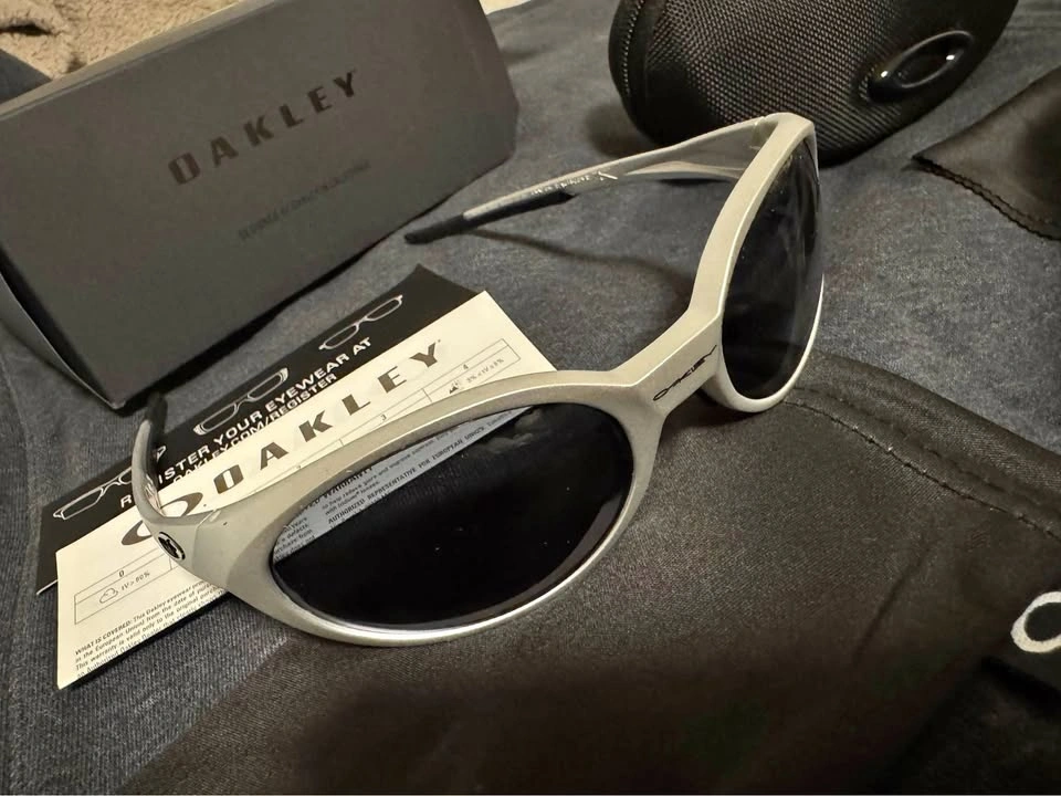 Oakley Eye Jacket Sunglasses - Silver Frame with Case