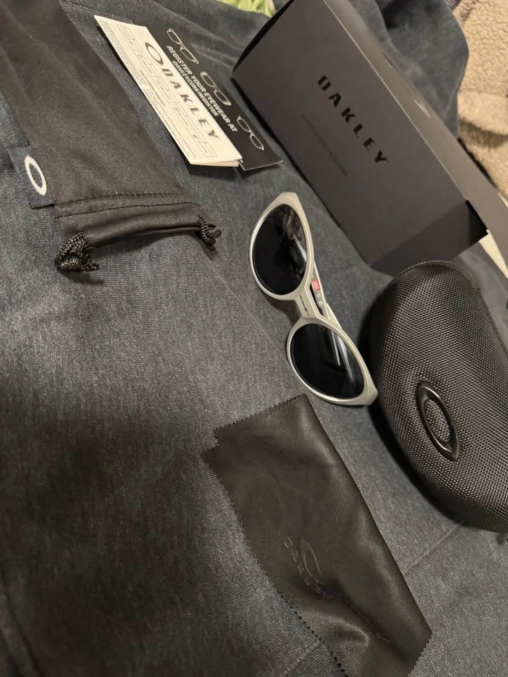 Oakley Eye Jacket Sunglasses - Silver Frame with Case - photo 2