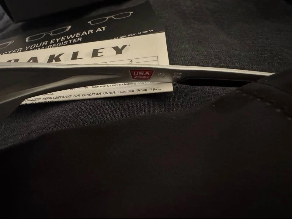 Oakley Eye Jacket Sunglasses - Silver Frame with Case - photo 3
