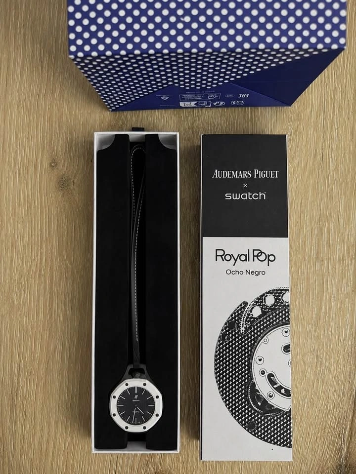 AP x Swatch Royal Pop Huit Blanc and Royal Pop Ocho Negro - photo 2