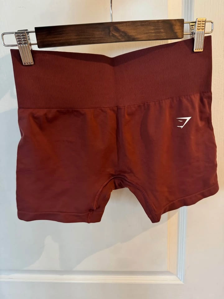 GYMSHARK items (shorts and cropped shirt) - photo 3
