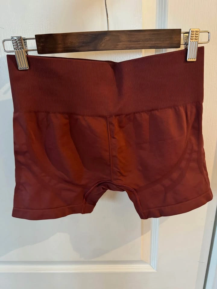 GYMSHARK items (shorts and cropped shirt) - photo 4