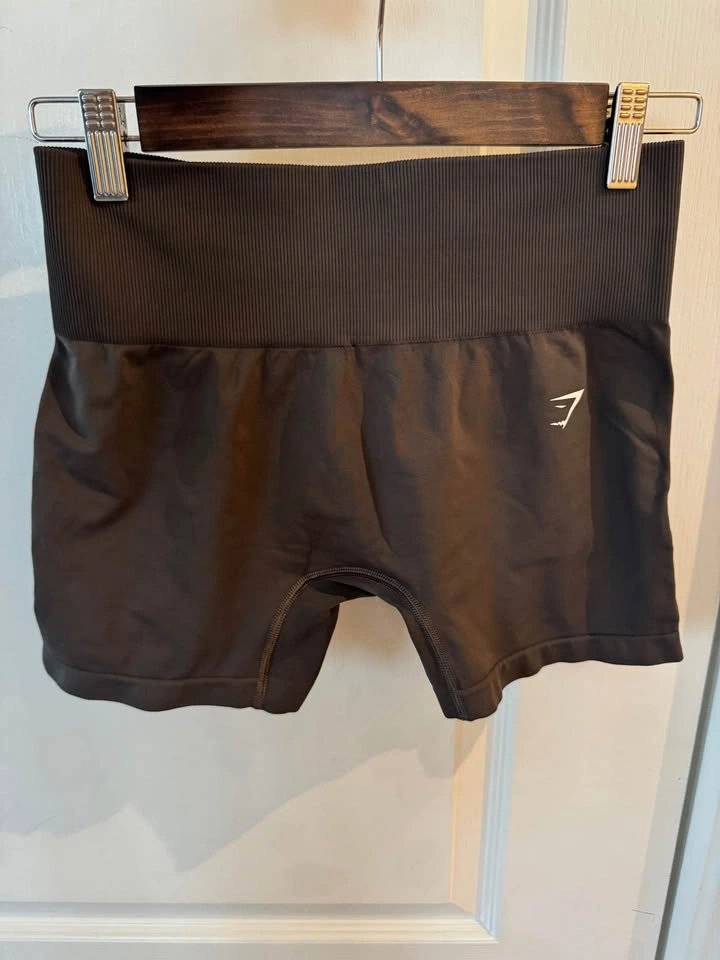GYMSHARK items (shorts and cropped shirt) - photo 5