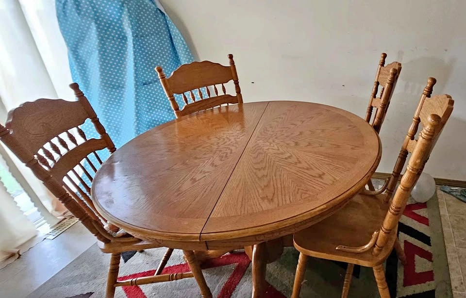 Expandable Dining Table with 4 Chairs