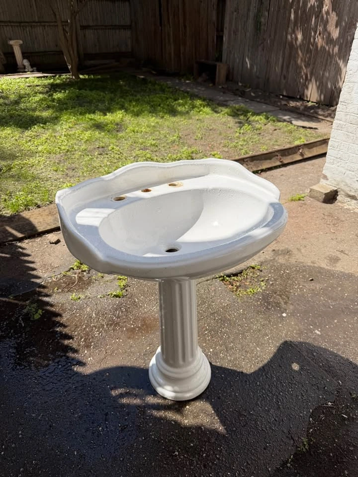 Vintage Ferrum Pedestal Sink - photo 3