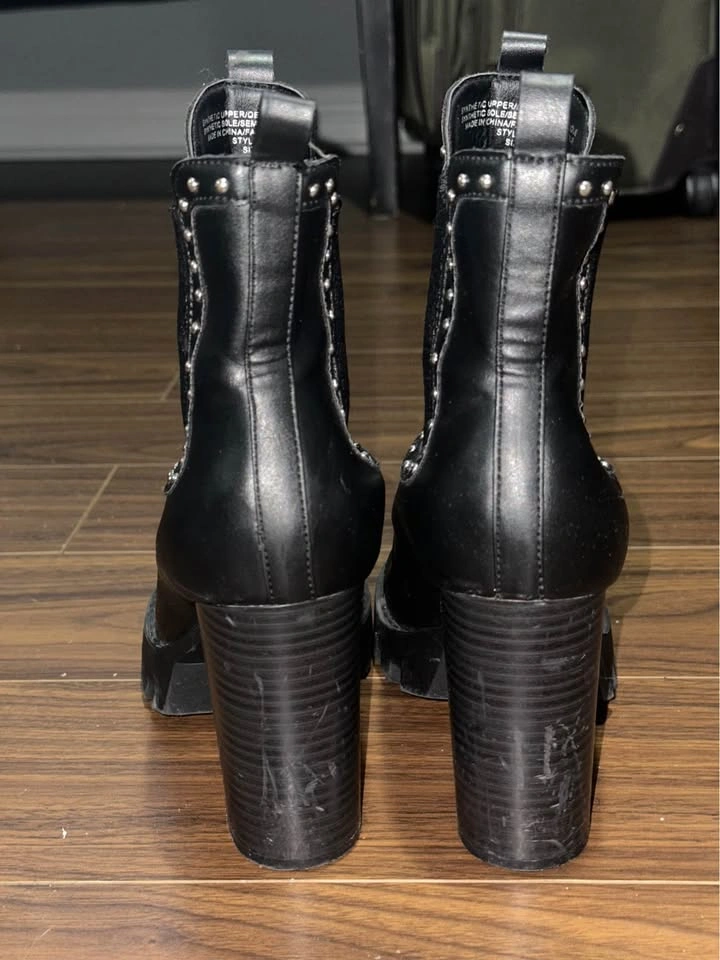 Revamped by sirens black boots - size 7 - photo 2