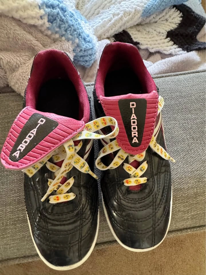 Diadora indoor soccer shoes size 2 - photo 2