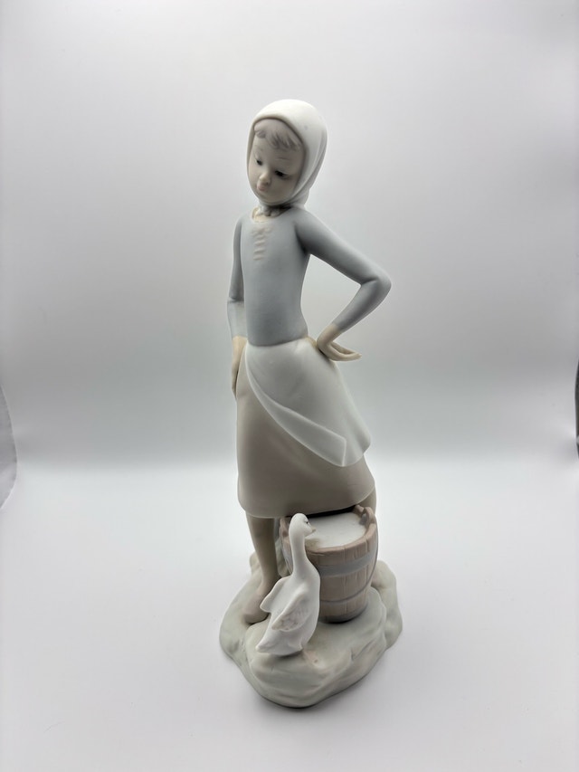LLADRO "Girl with Milk Pail" Figurine #4682 (Retired) - photo 2
