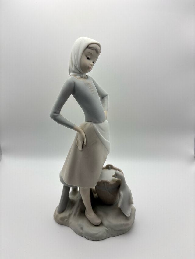 LLADRO "Girl with Milk Pail" Figurine #4682 (Retired) - photo 3