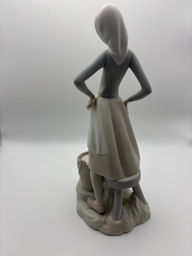 LLADRO "Girl with Milk Pail" Figurine #4682 (Retired) - photo 4