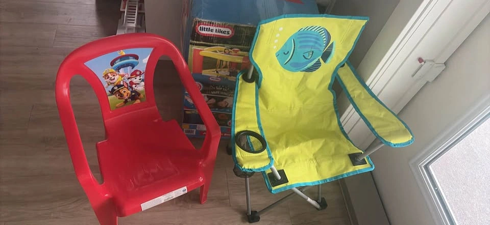 Kids chairs (plastic and camp chair) both - photo 4