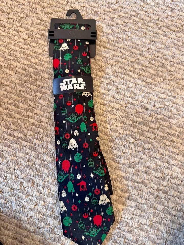 Brand New Star Wars Holiday Tie