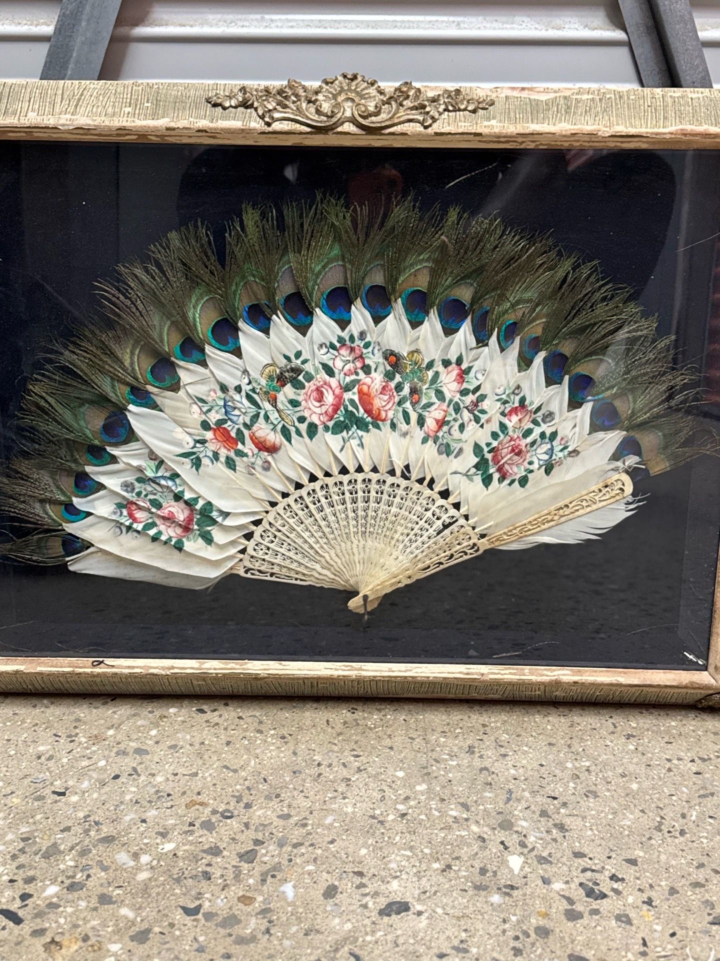 19th century Chinese Export Hand-Painted Peacock Feather Fan - photo 2