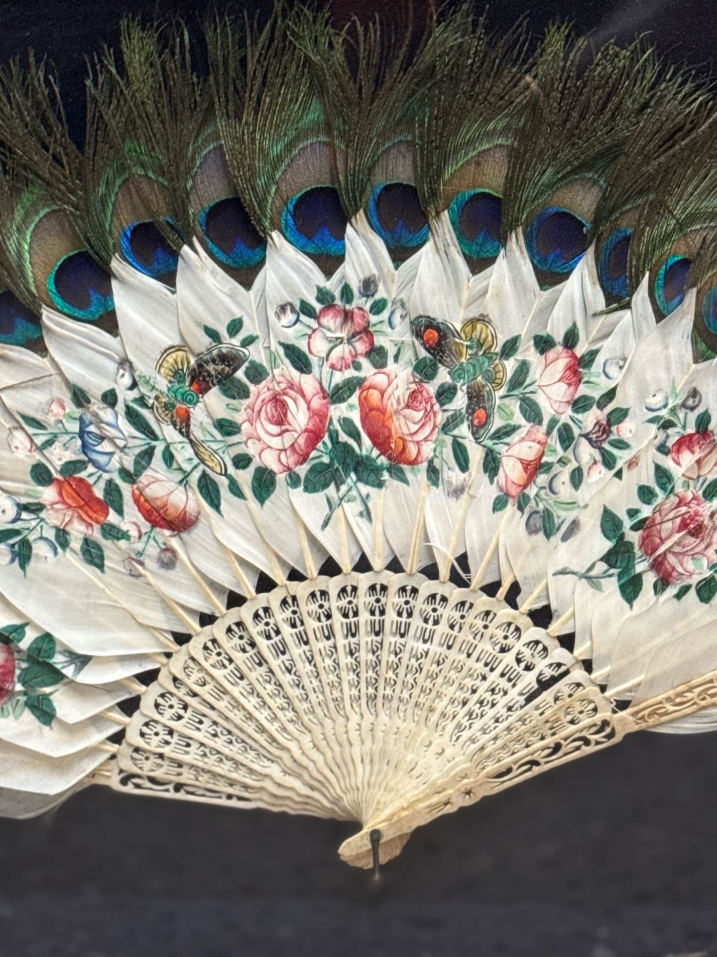 19th century Chinese Export Hand-Painted Peacock Feather Fan - photo 3