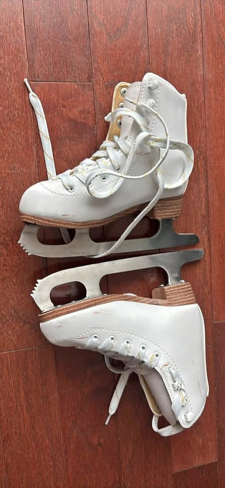 Ice skates kid size J13 very new, used once