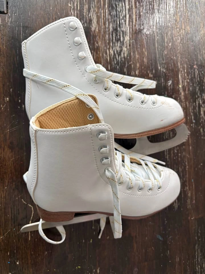 Ice skates girls size 5, very new, used once