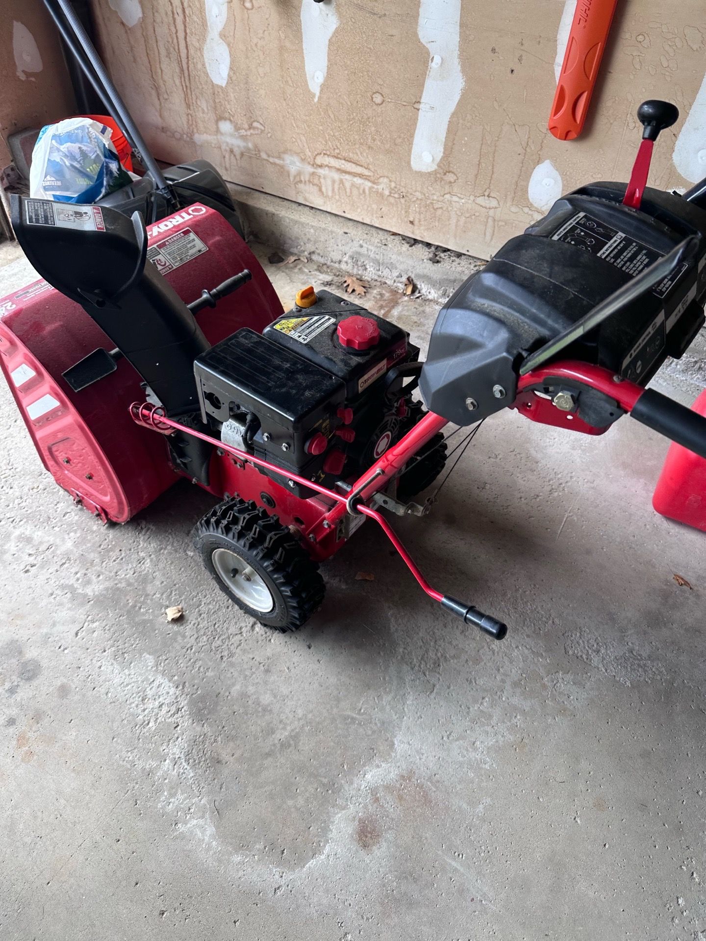 24” Troy-Bilt 2 stage snow blower with electric start