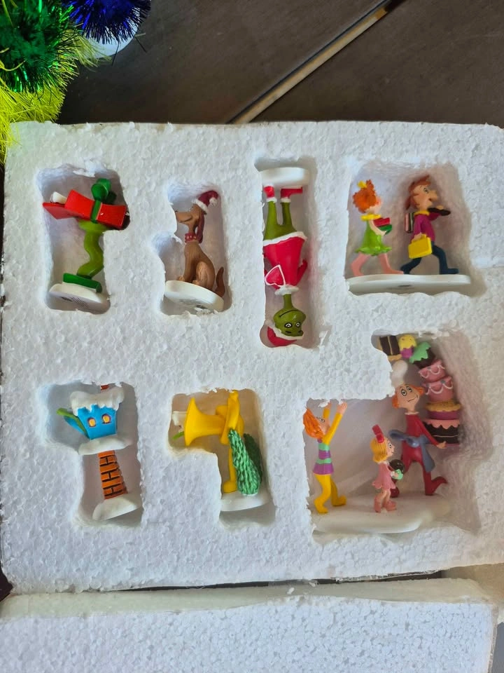 Department 56 Dr. Seuss The Grinch Village Chouville Set - photo 3