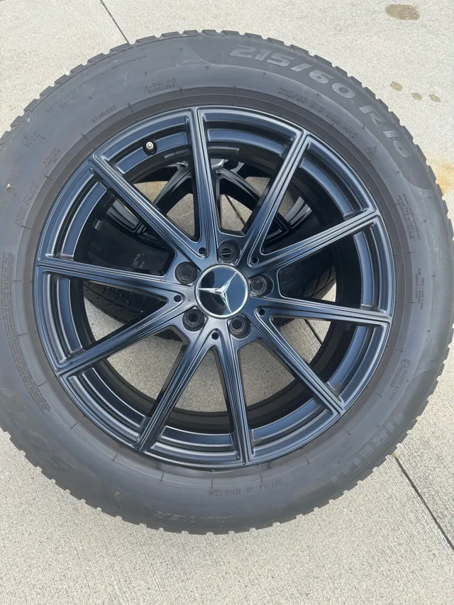 OEM Mercedes-Benz Winter Wheel & Tires – GLA 250 image indicator(5)