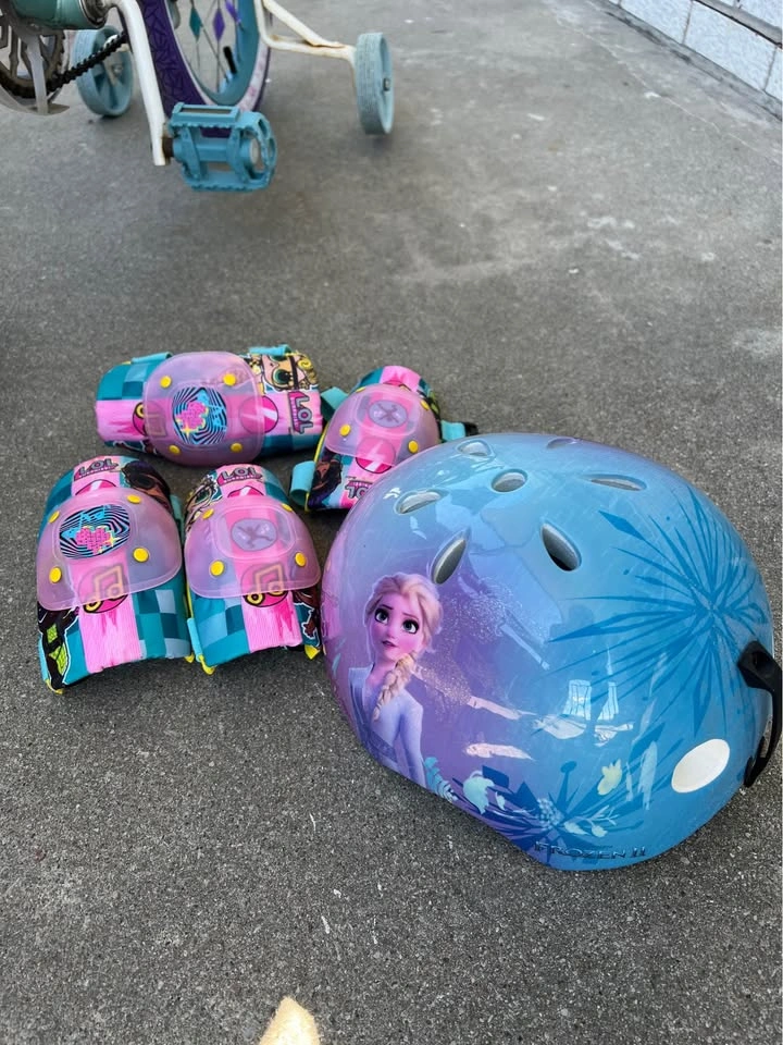 14” Girls Frozen Bike + Helmet + Protective Gear Set - photo 2