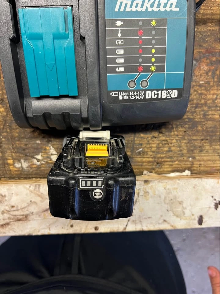 Makita battery and charger - photo 2