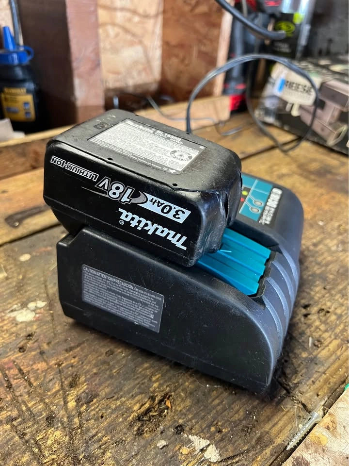Makita battery and charger - photo 3