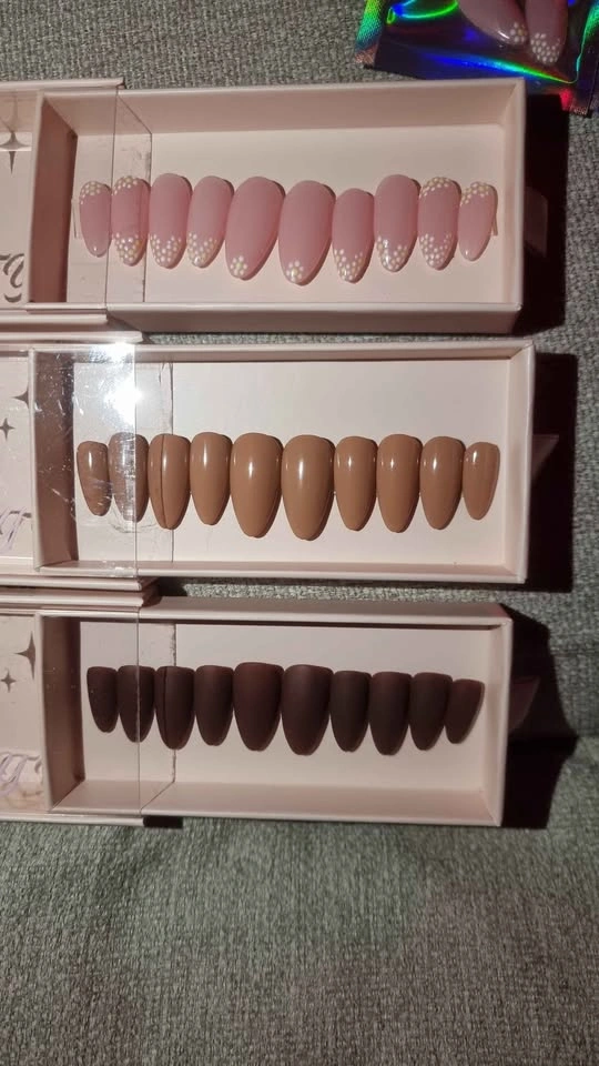 Press on nails