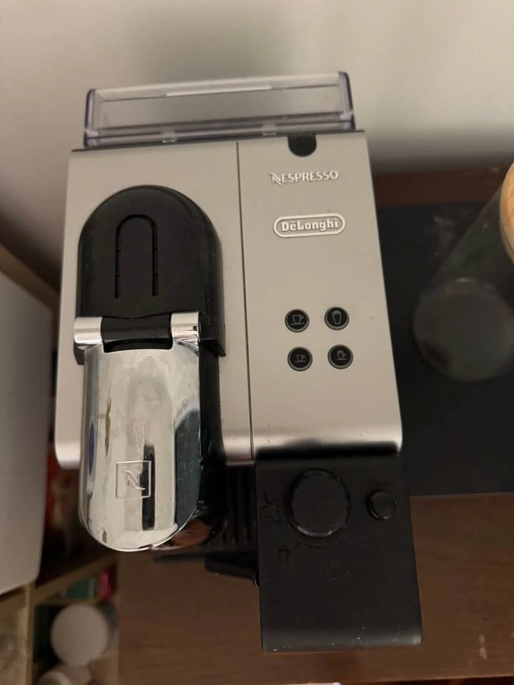 Nespresso De'Longhi Lattissima Touch Coffee Machine - photo 2