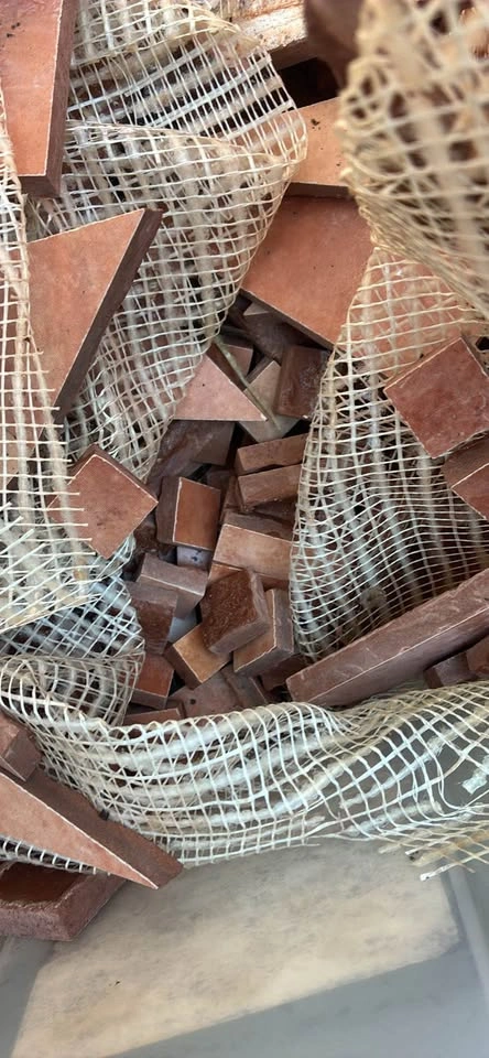 Box of broken tile pieces - photo 2