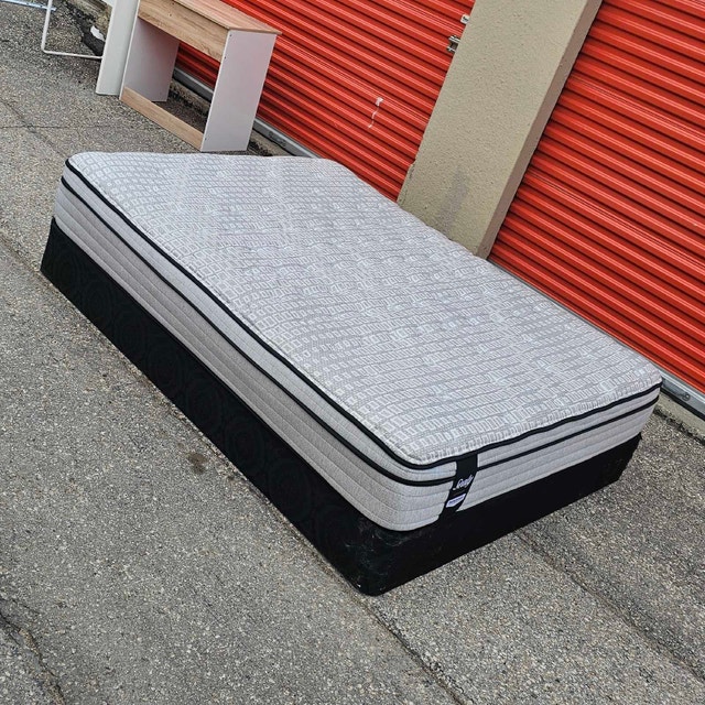 Delivery: Queen Size Mattress - photo 4