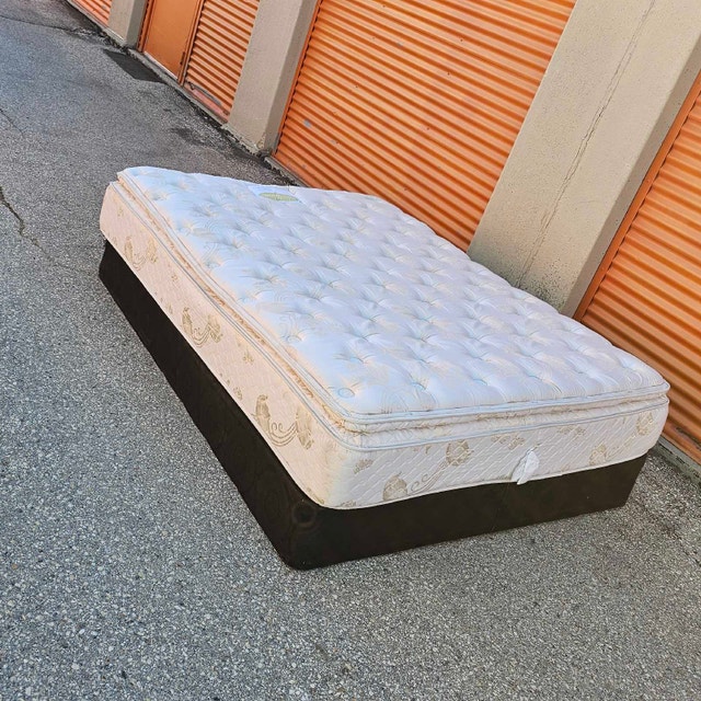 Delivery: Queen Size Mattress - photo 3