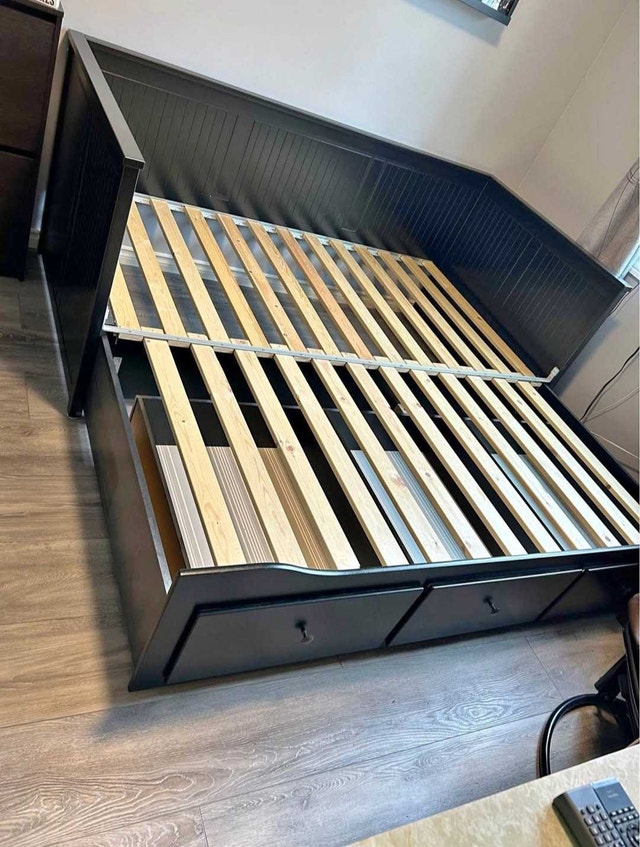 Delivery Available: Twin Bed/Daybed frame