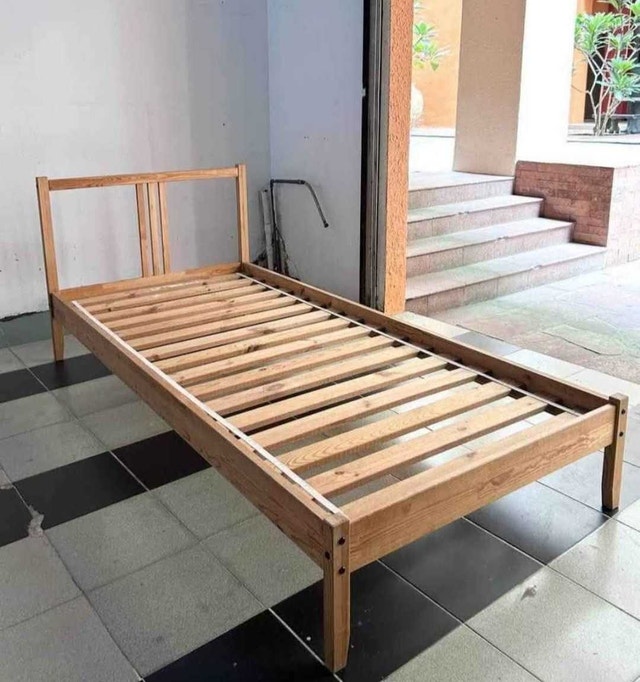Delivery: Twin/Single bed frame