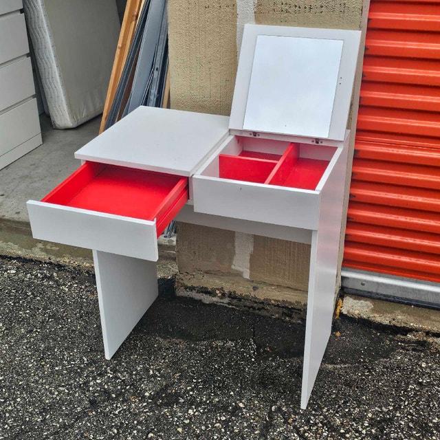 Delivery: Dressing Table/Makup Vanity