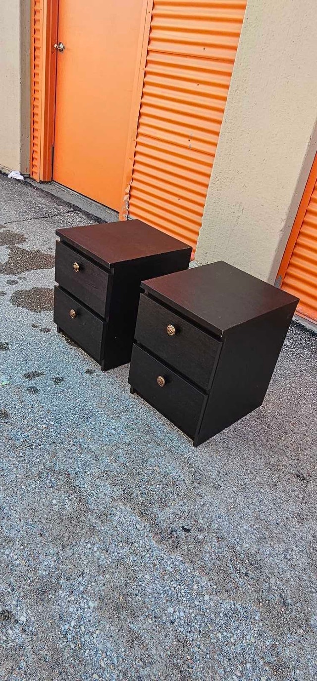 2 Nightstands/Bedside tables