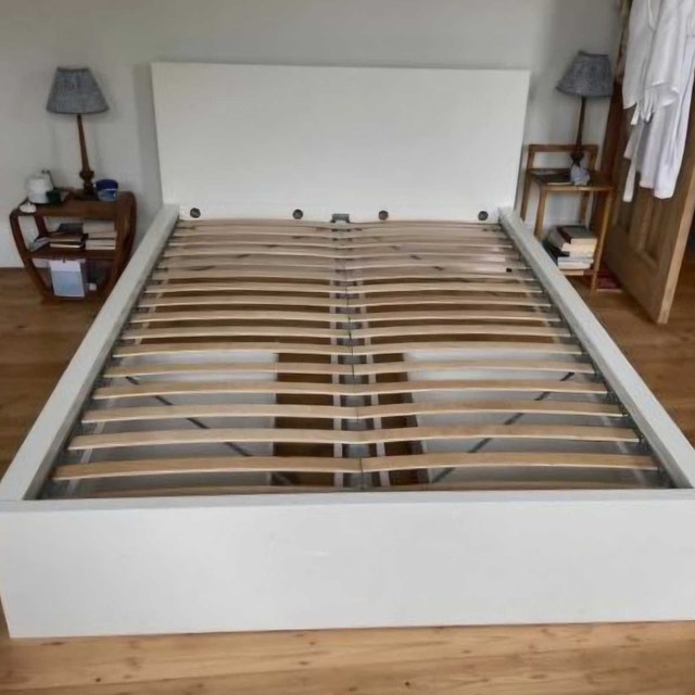 Queen Size bed frame with 2 drawers