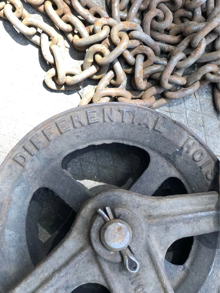 One Ton Chain hoist - photo 2