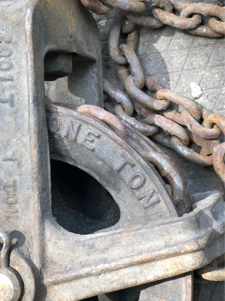 One Ton Chain hoist - photo 3