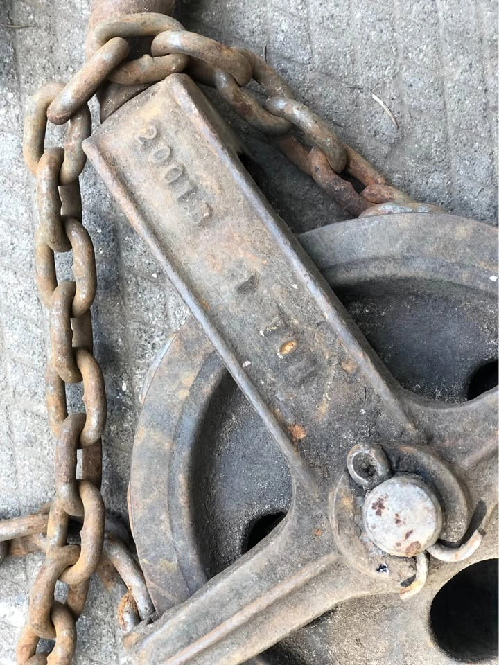 One Ton Chain hoist - photo 4