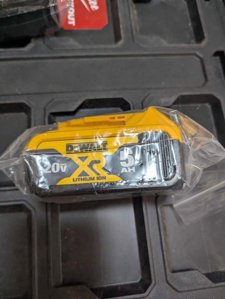 Brand new DeWalt batteries, please read description carefully - photo 3