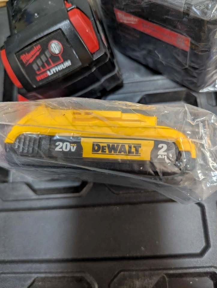 Brand new DeWalt batteries, please read description carefully - photo 4