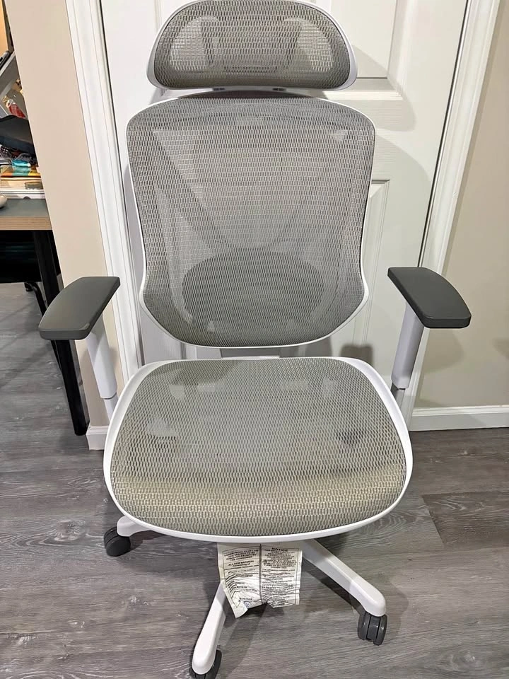Ergonomic Mesh Office/Desk Chair – Gray/white