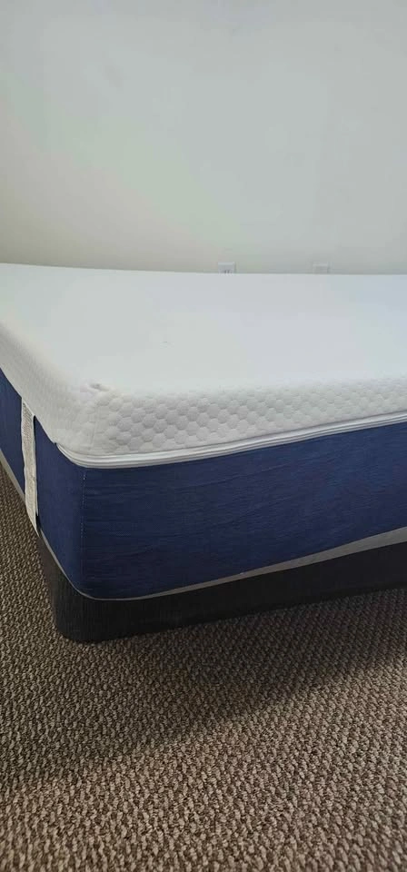 Zinus 8" Memory Foam Queen Mattress & Box Spring Set - photo 2