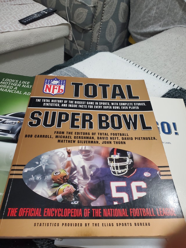Toronto Maple Leafs and NFL Yearbooks - photo 4