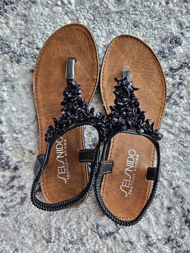 Size 7 flip flops sandals
